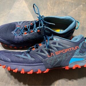La Sportiva Men's Bushido III Trail Runners in Deep Sea/ Cherry Tomato